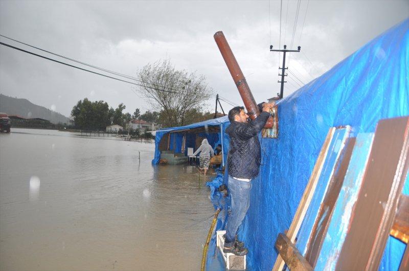 Muğla'da şiddetini arttıran sağanak yağış taşkınlara sebep oldu