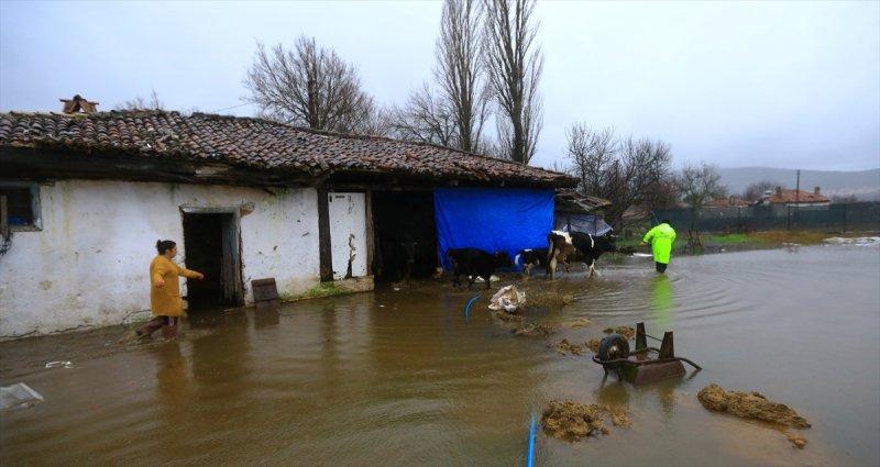 Muğla'da şiddetini arttıran sağanak yağış taşkınlara sebep oldu