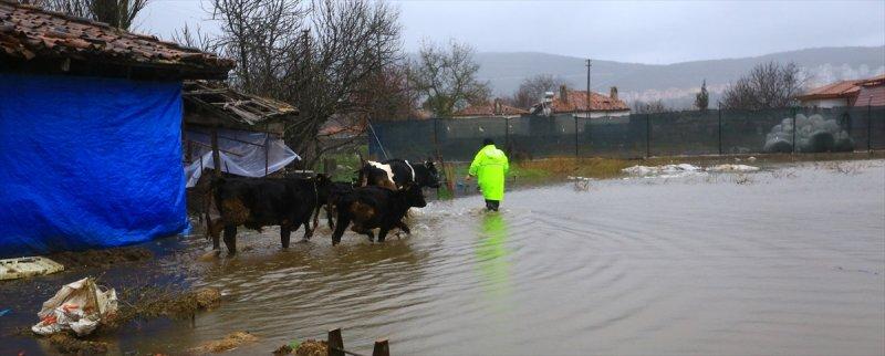 Muğla'da şiddetini arttıran sağanak yağış taşkınlara sebep oldu