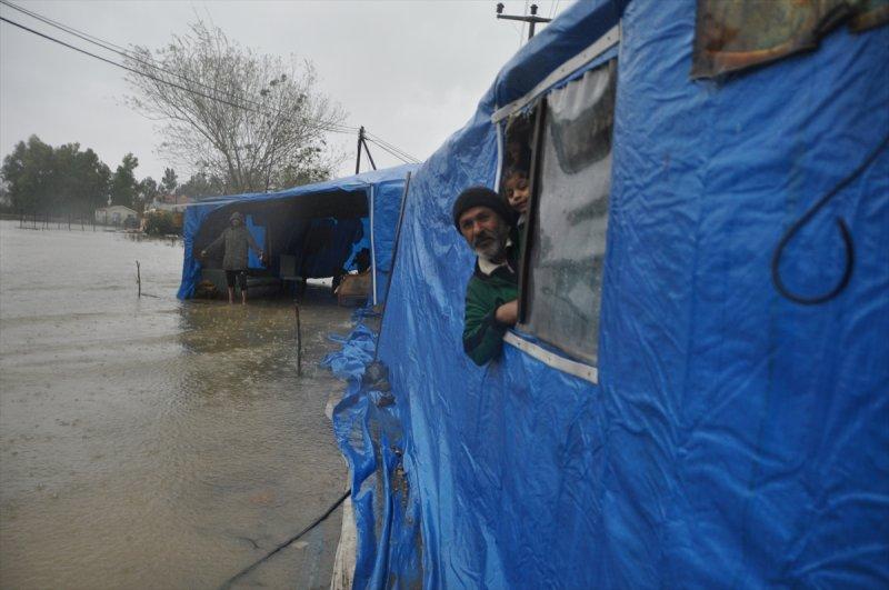 Muğla'da şiddetini arttıran sağanak yağış taşkınlara sebep oldu