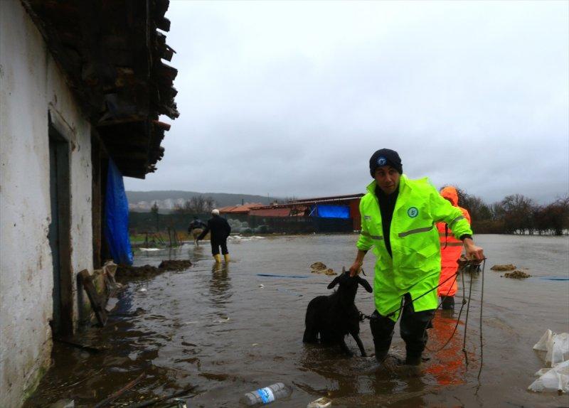 Muğla'da şiddetini arttıran sağanak yağış taşkınlara sebep oldu