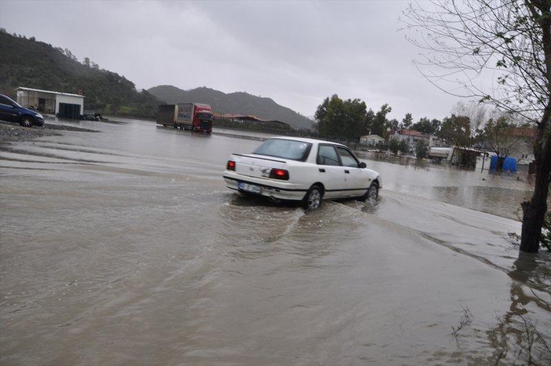 Muğla'da şiddetini arttıran sağanak yağış taşkınlara sebep oldu