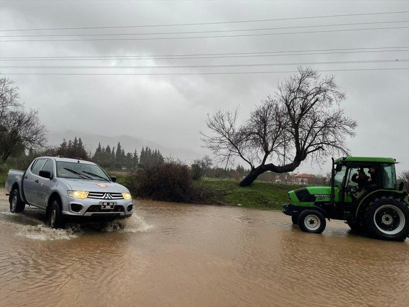 Muğla'da şiddetini arttıran sağanak yağış taşkınlara sebep oldu