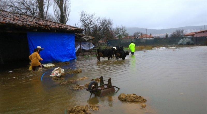 Muğla'da şiddetini arttıran sağanak yağış taşkınlara sebep oldu