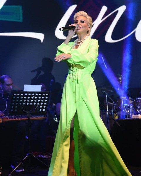 Linet'in birbirinden şık sahne kostümleri