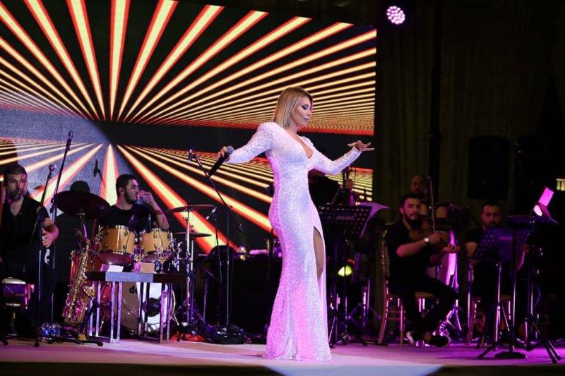 Linet'in birbirinden şık sahne kostümleri