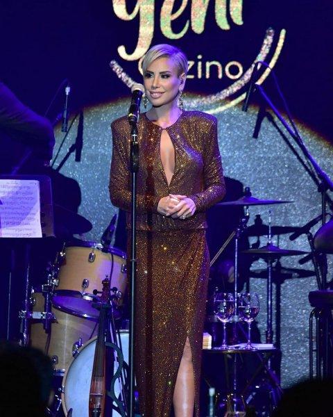 Linet'in birbirinden şık sahne kostümleri