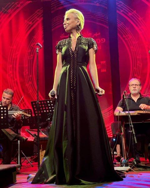 Linet'in birbirinden şık sahne kostümleri