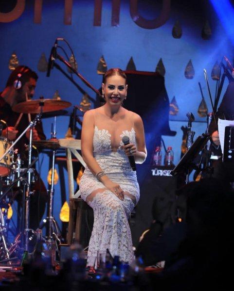 Linet'in birbirinden şık sahne kostümleri