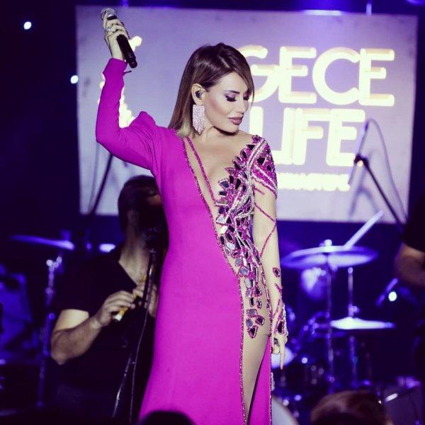 Linet'in birbirinden şık sahne kostümleri