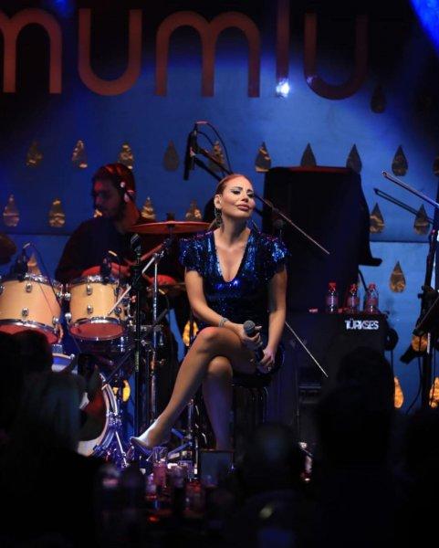 Linet'in birbirinden şık sahne kostümleri