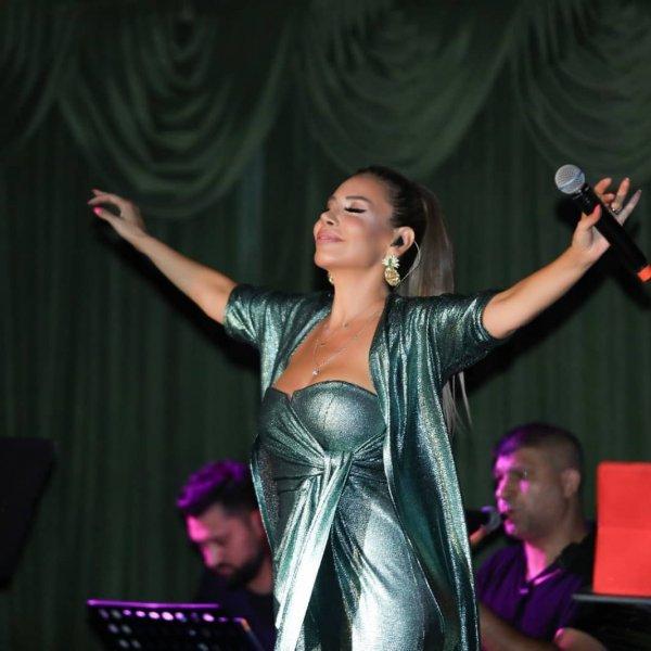 Linet'in birbirinden şık sahne kostümleri