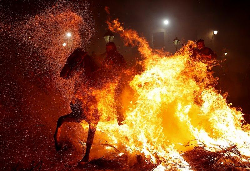 İspanya'da 400 yıllık at ve ateş geleneği