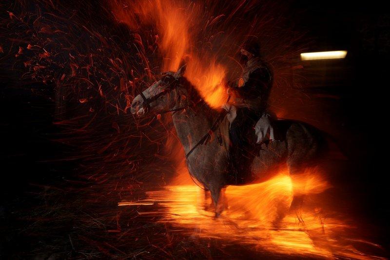 İspanya'da 400 yıllık at ve ateş geleneği