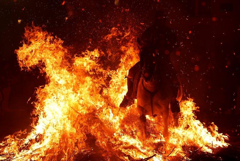 İspanya'da 400 yıllık at ve ateş geleneği