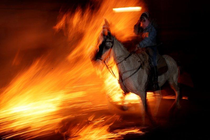 İspanya'da 400 yıllık at ve ateş geleneği