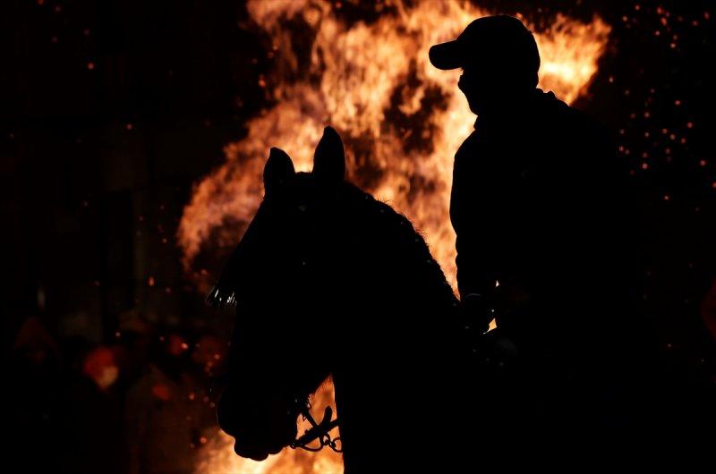 İspanya'da 400 yıllık at ve ateş geleneği