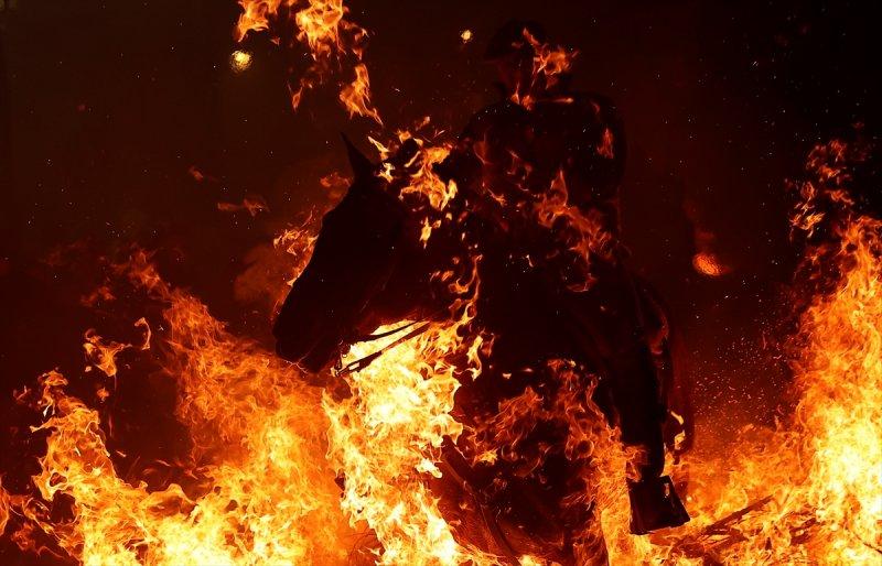 İspanya'da 400 yıllık at ve ateş geleneği