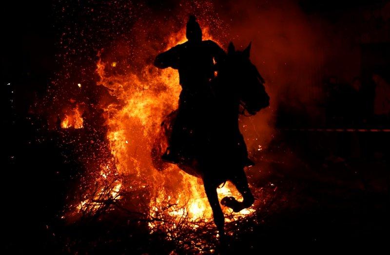 İspanya'da 400 yıllık at ve ateş geleneği