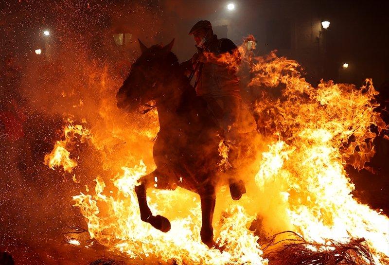 İspanya'da 400 yıllık at ve ateş geleneği
