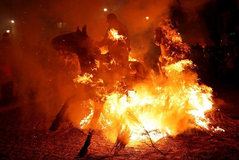 İspanya'da 400 yıllık at ve ateş geleneği