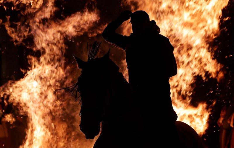 İspanya'da 400 yıllık at ve ateş geleneği