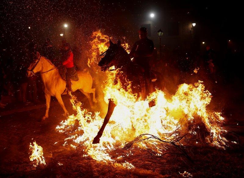 İspanya'da 400 yıllık at ve ateş geleneği