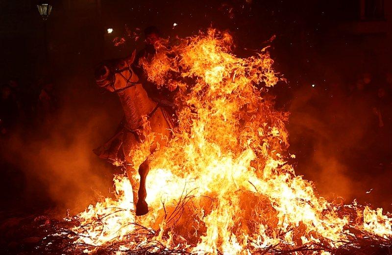 İspanya'da 400 yıllık at ve ateş geleneği
