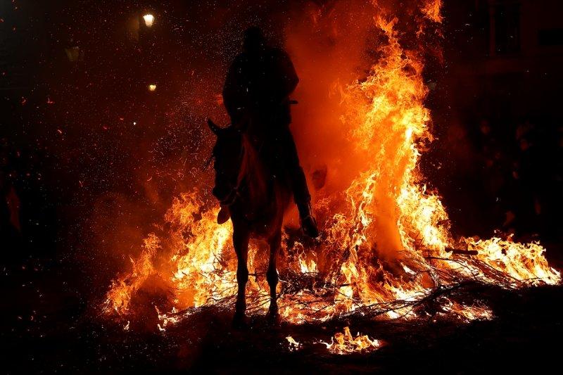 İspanya'da 400 yıllık at ve ateş geleneği