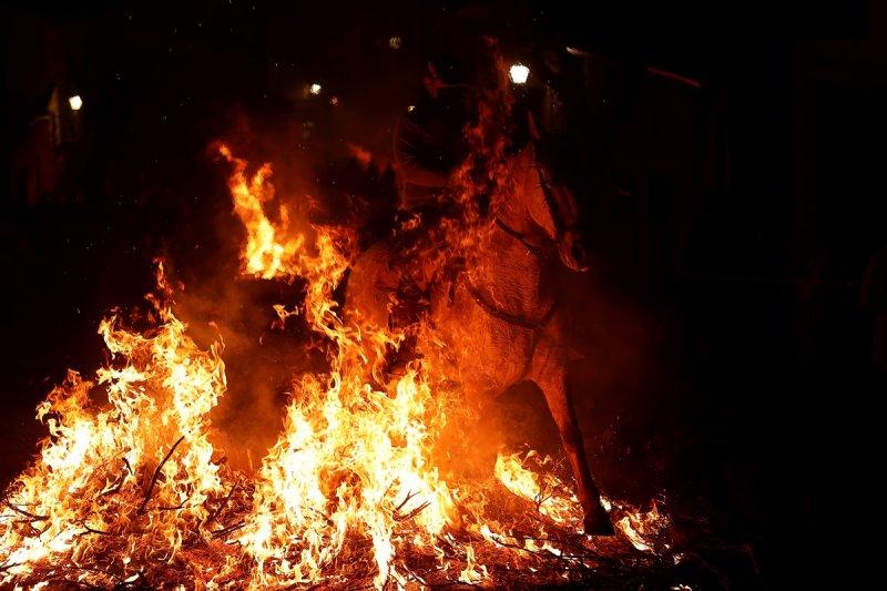 İspanya'da 400 yıllık at ve ateş geleneği