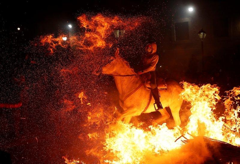 İspanya'da 400 yıllık at ve ateş geleneği