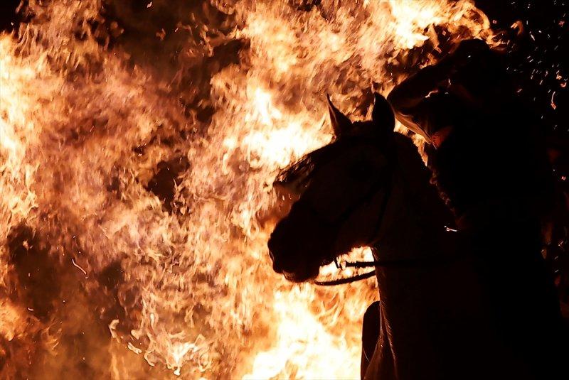 İspanya'da 400 yıllık at ve ateş geleneği