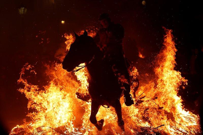 İspanya'da 400 yıllık at ve ateş geleneği