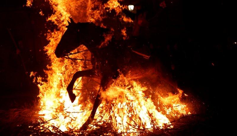 İspanya'da 400 yıllık at ve ateş geleneği