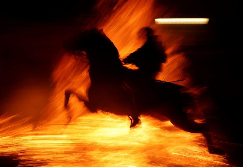 İspanya'da 400 yıllık at ve ateş geleneği