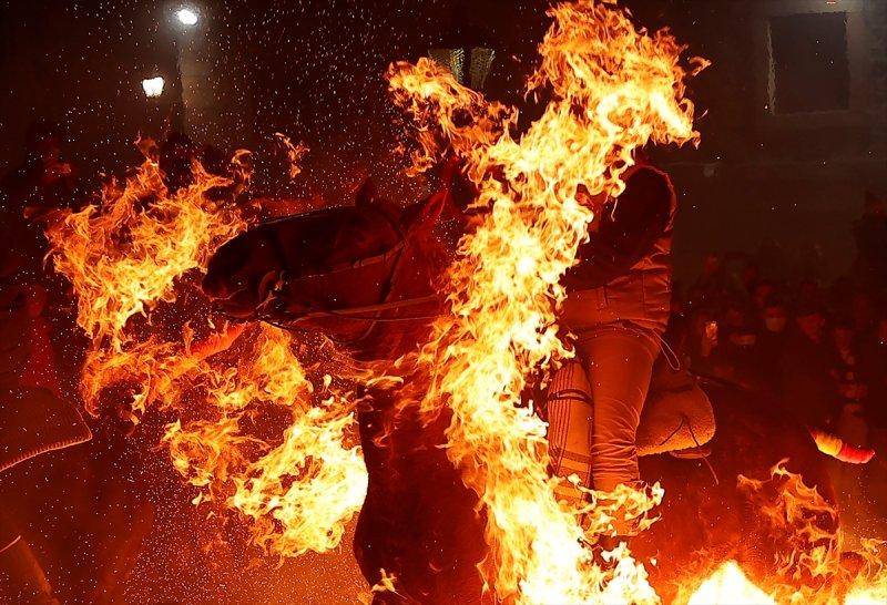 İspanya'da 400 yıllık at ve ateş geleneği