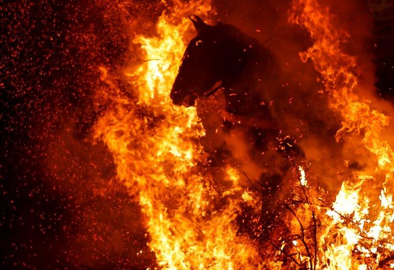 İspanya'da 400 yıllık at ve ateş geleneği