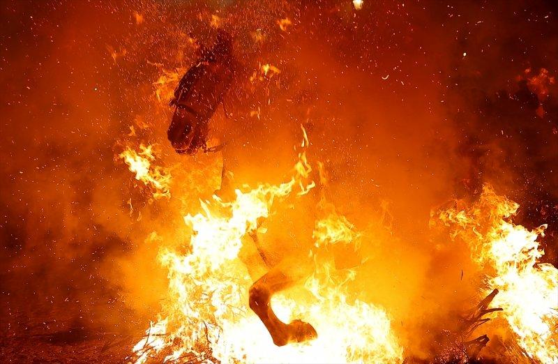 İspanya'da 400 yıllık at ve ateş geleneği