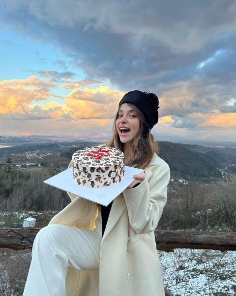 Özge Özpirinçci kızını paylaştı: Ünlülerin güncel  paylaşımları 