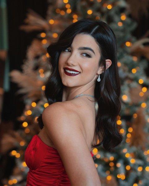 TikTok fenomeni Charli D'Amelio zirvede