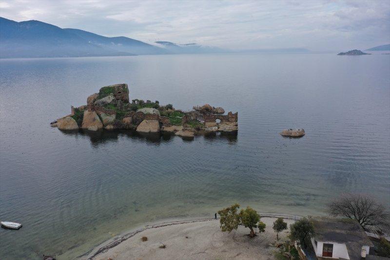 Yağışlar nedeniyle kendine gelen Bafa Gölü'nde bahar manzaraları