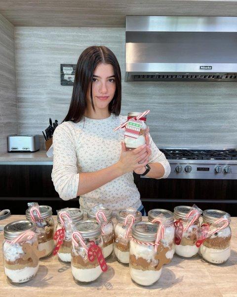 TikTok fenomeni Charli D'Amelio zirvede