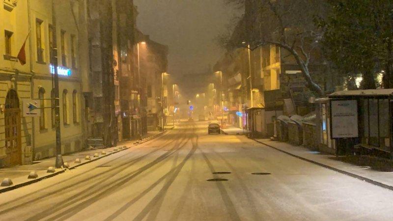 İstanbul'da kar yağışı etkisini artırdı