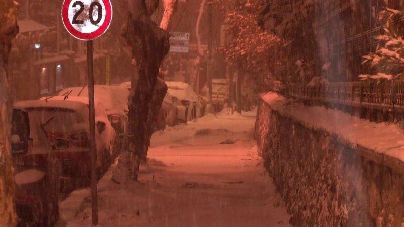 İstanbul'da kar yağışı etkisini artırdı