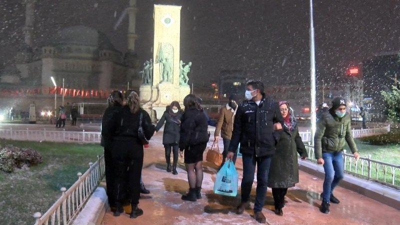 İstanbul'da kar yağışı etkisini artırdı