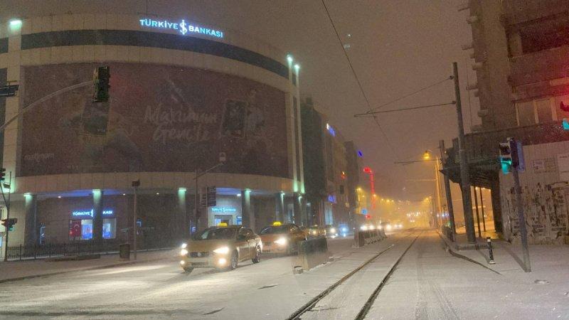 İstanbul'da kar yağışı etkisini artırdı