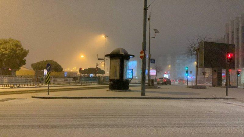 İstanbul'da kar yağışı etkisini artırdı