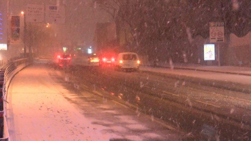 İstanbul'da kar yağışı etkisini artırdı