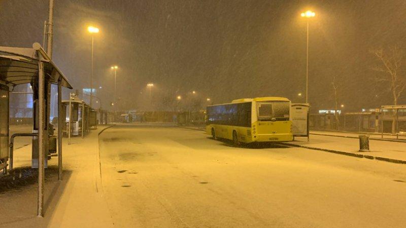 İstanbul'da kar yağışı etkisini artırdı