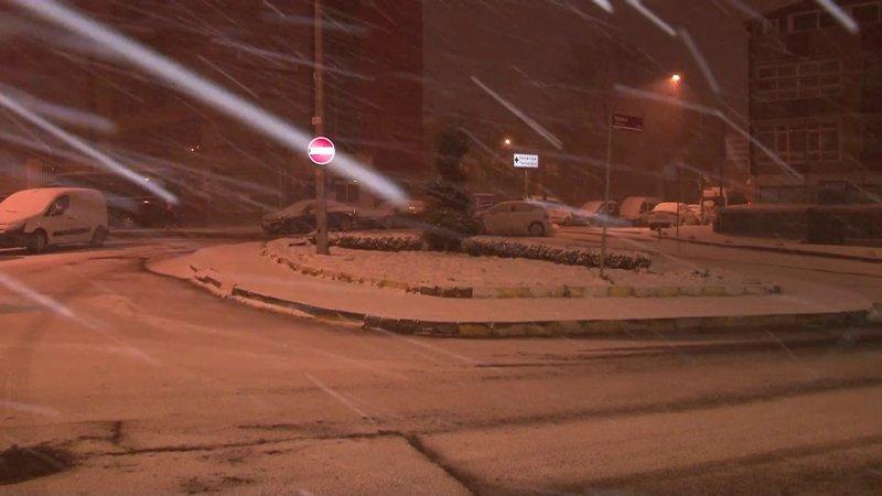 İstanbul'da kar yağışı etkisini artırdı